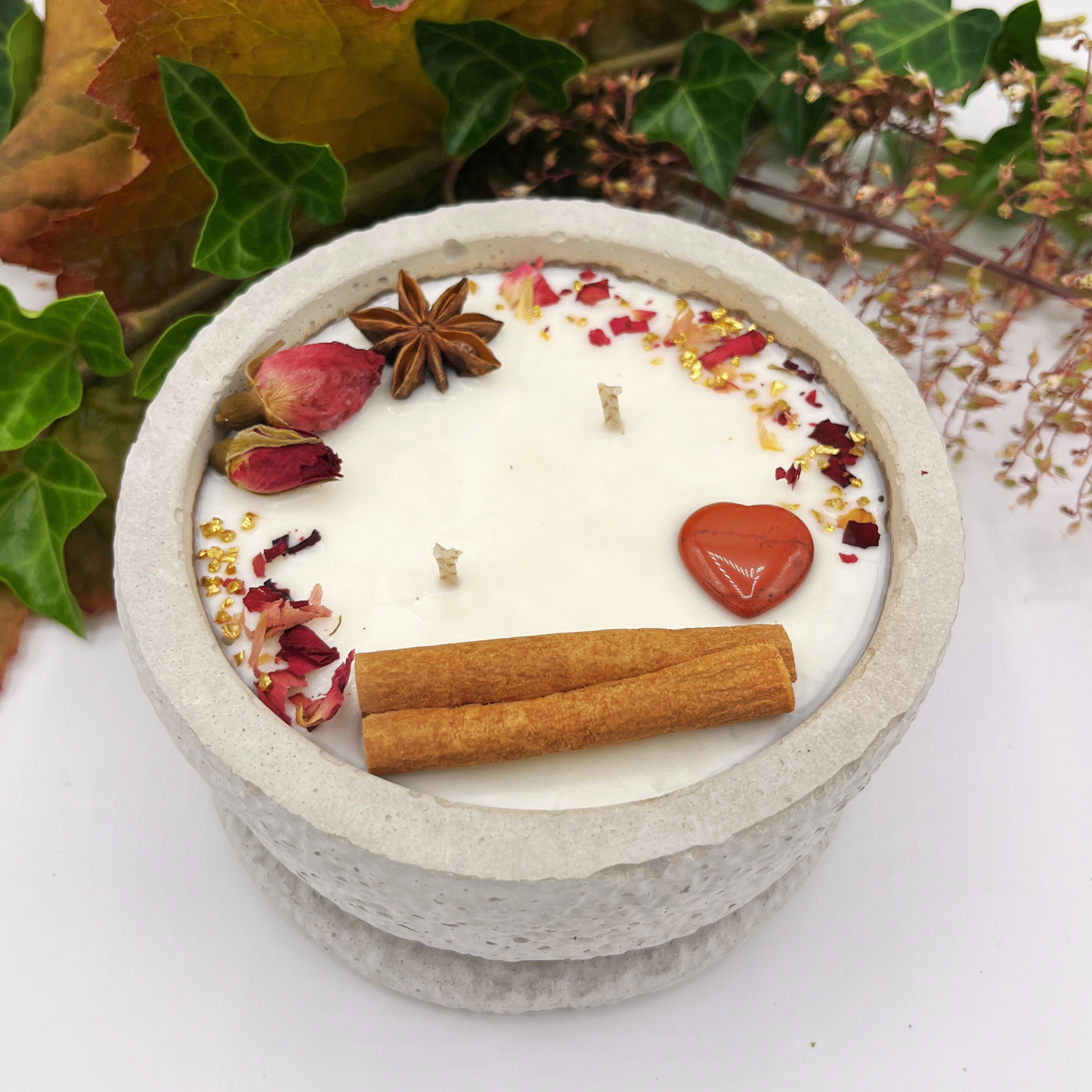 Betonkerze Betongrau "Grey Hearts" für Herbst und Winter - Stilvolle Sojawachskerze für Ihr Zuhause. Mit Blütenverzierung und HOCHWERTIGEM Baumwolldocht aus dem Südschwarzwald