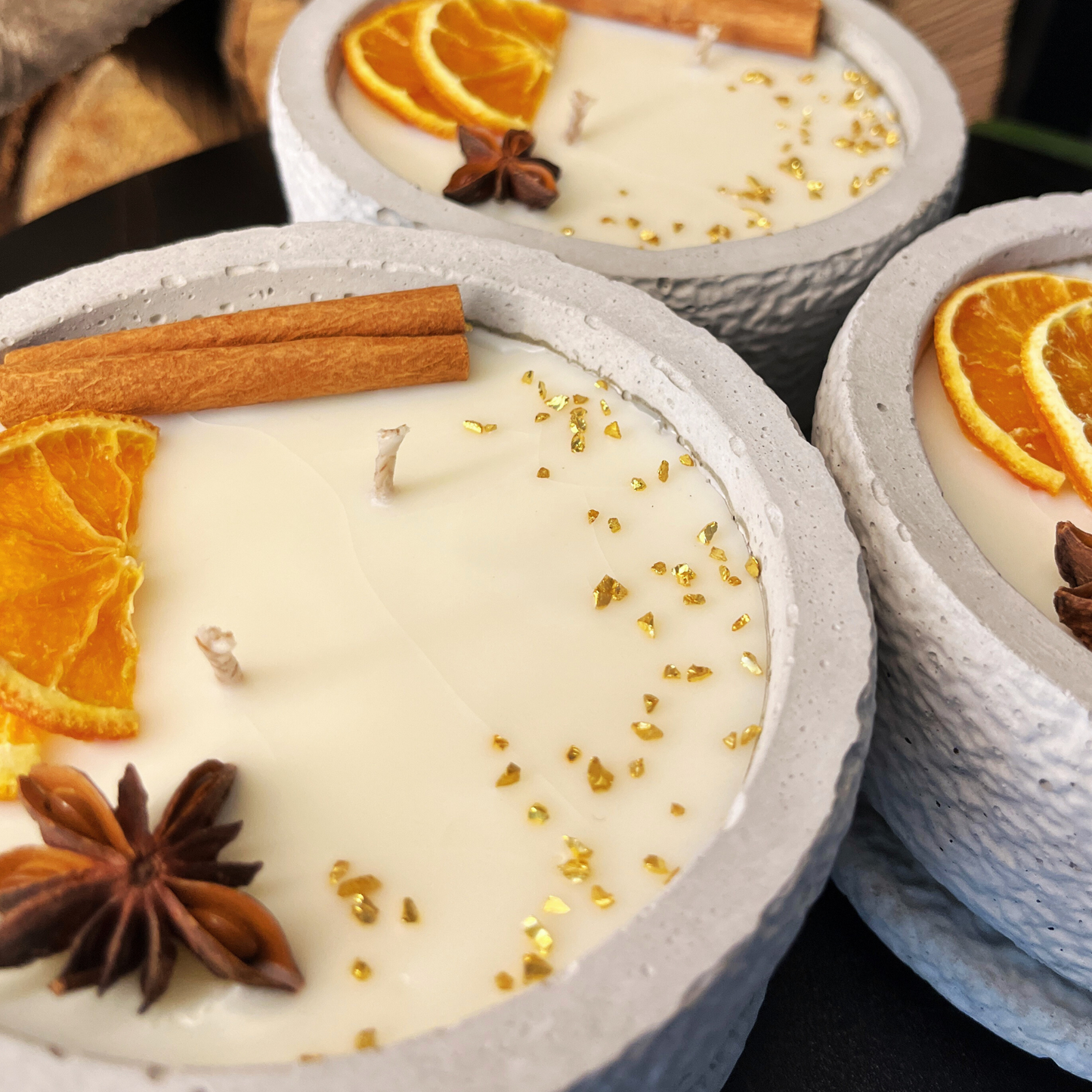 Betonkerzen-Set 3x Betongrau "Grey Cinnamon" - Aromaduftkerze - Stilvolle Sojawachskerze für Ihr Zuhause. Aromatherapie Kerze mit Blütenverzierung und HOCHWERTIGEM Baumwolldocht aus dem Südschwarzwald