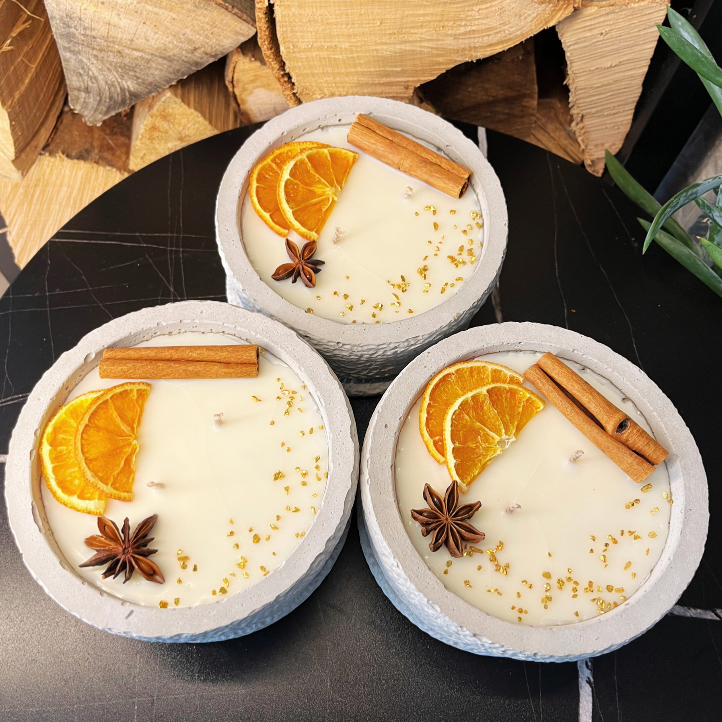 Betonkerzen-Set 3x Betongrau "Grey Cinnamon" - Aromaduftkerze - Stilvolle Sojawachskerze für Ihr Zuhause. Aromatherapie Kerze mit Blütenverzierung und HOCHWERTIGEM Baumwolldocht aus dem Südschwarzwald