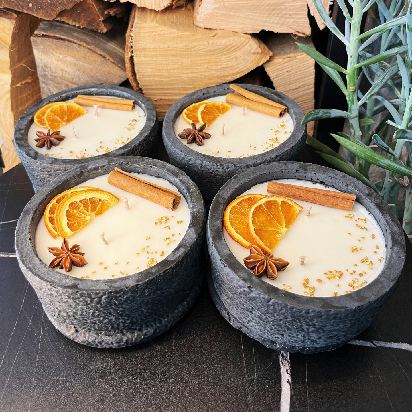 Handgemachtes Betonkerzen-Set 4x Schwarz "Black Cinnamon" - Stilvolle Sojawachskerze für Ihr Zuhause. Aromatherapie Kerze mit Blütenverzierung und HOCHWERTIGEM Baumwolldocht aus dem Südschwarzwald