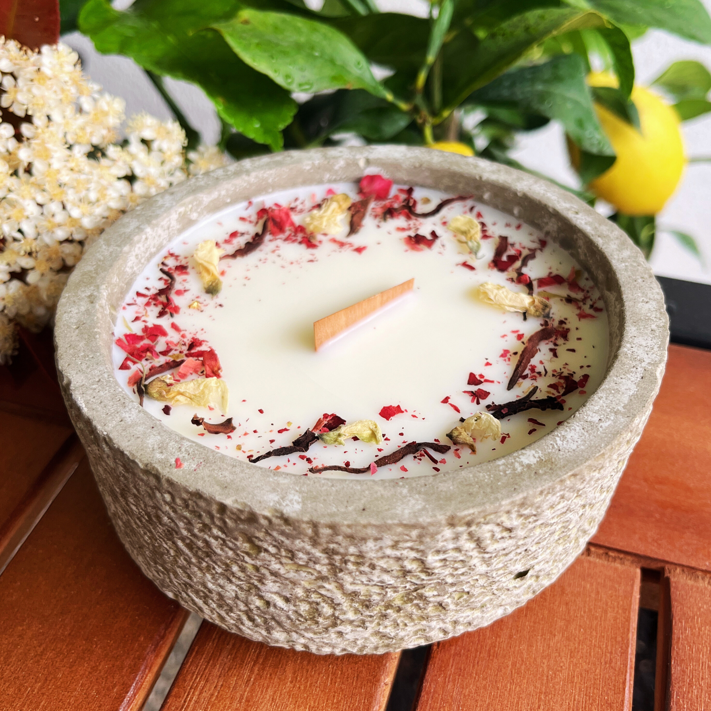 Outdoor Citronella-Betonkerzenset „Grey - Mugge Schreck“ – Handgemachter Insektenschutz aus dem Südschwarzwald mit Blütenverzierung 3x Betonkerzen im Set