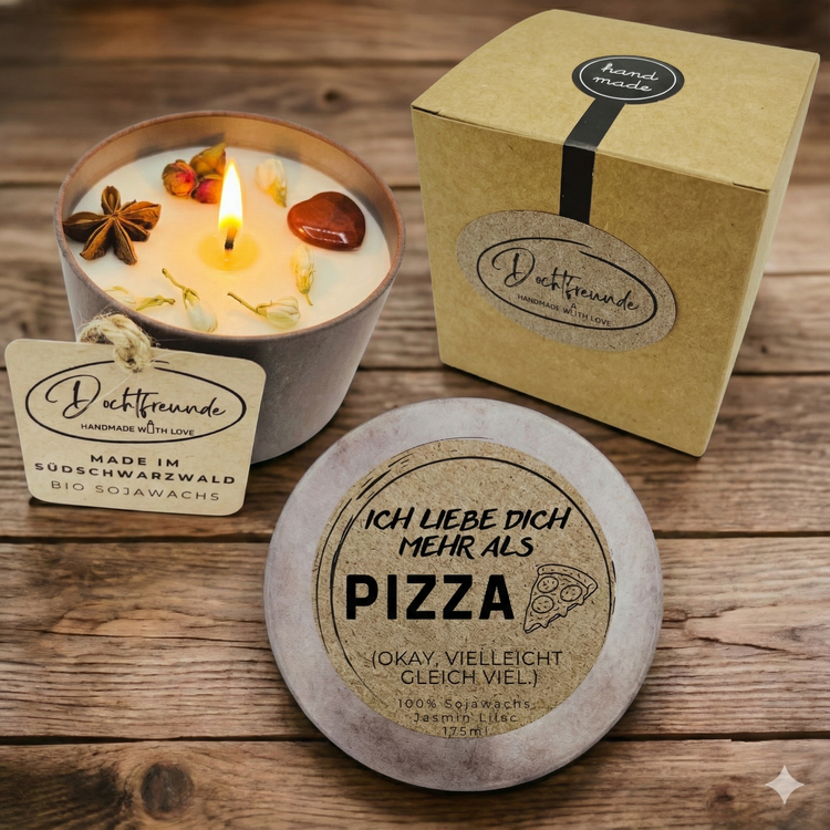 DochtFreunde Bestseller: Handgemachte Betonkerzen im Set. Links: Personalisierte Kerze mit Deckel und Label "Seelenwärmer". Rechts: Schwarze Betonkerze mit Sojawachs, dekoriert mit roten Rosenblüten. Veganes Geschenk aus dem Schwarzwald.