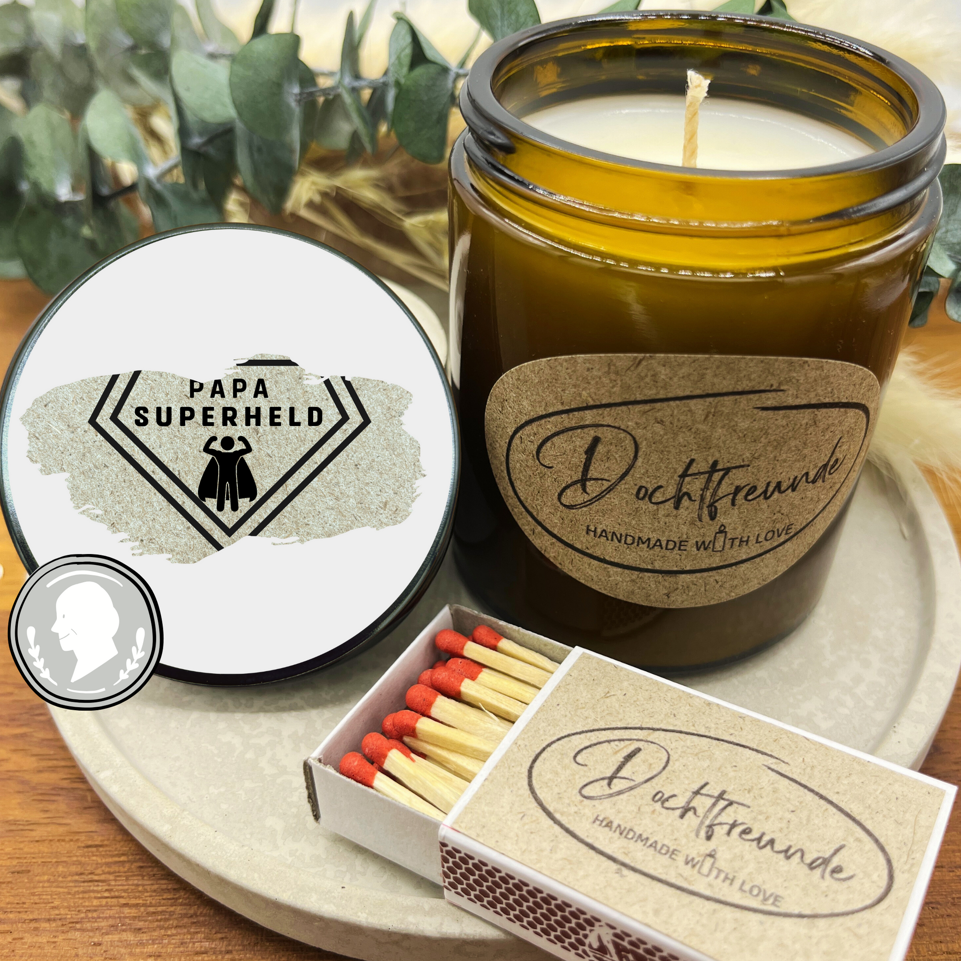 Papa Superheld: Originelle Premium RUBBELKERZE mit verdeckter BOTSCHAFT Duftkerze im Glas mit PERSONALISIERBAREM Kerzendeckel Mann Geschenk