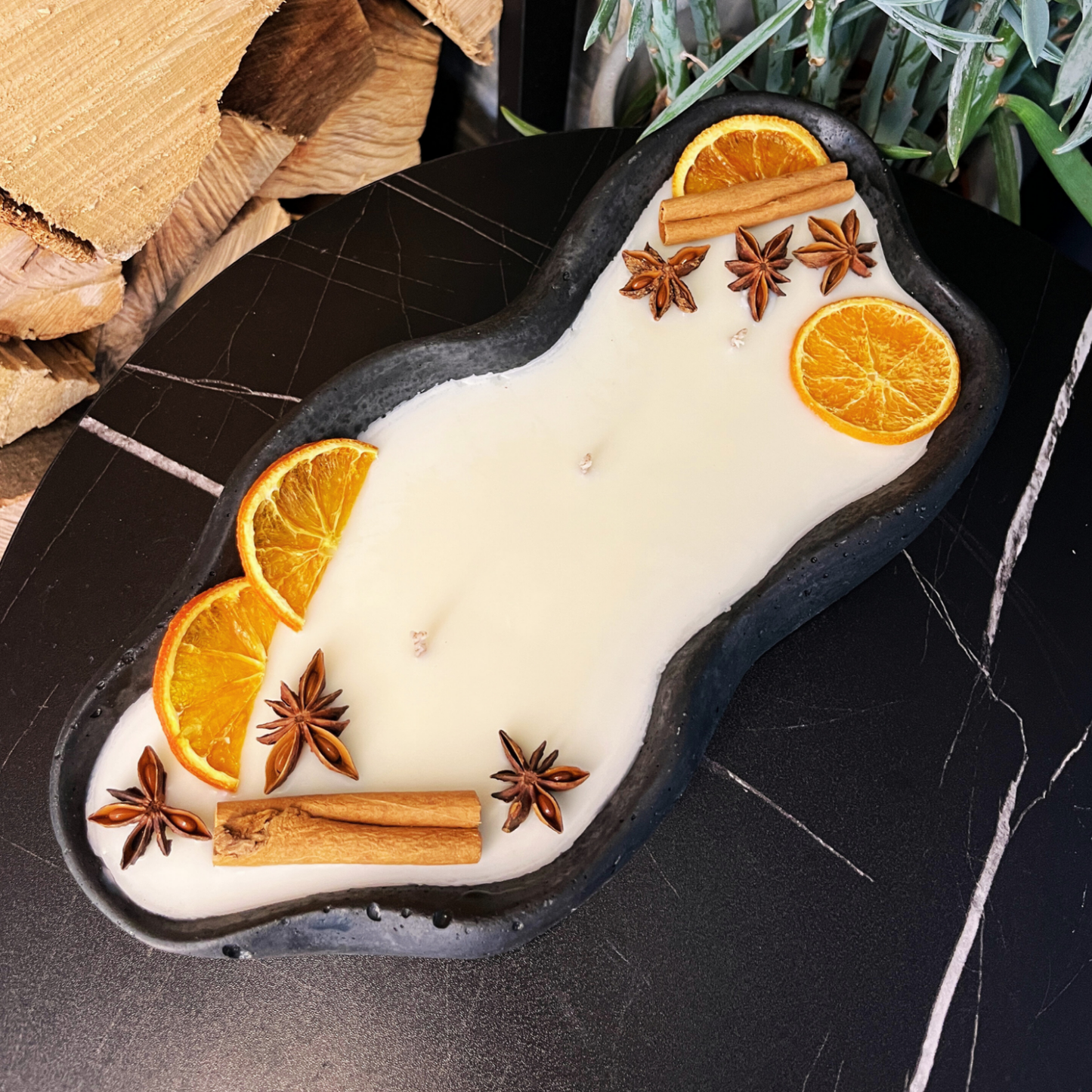 Betonkerze Wave Schwarz – Design-Statement & Vanille-Duft | DochtFreunde