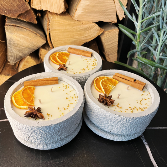 Betonkerzen-Set 3x Betongrau "Grey Cinnamon" - Aromaduftkerze - Stilvolle Sojawachskerze für Ihr Zuhause. Aromatherapie Kerze mit Blütenverzierung und HOCHWERTIGEM Baumwolldocht aus dem Südschwarzwald