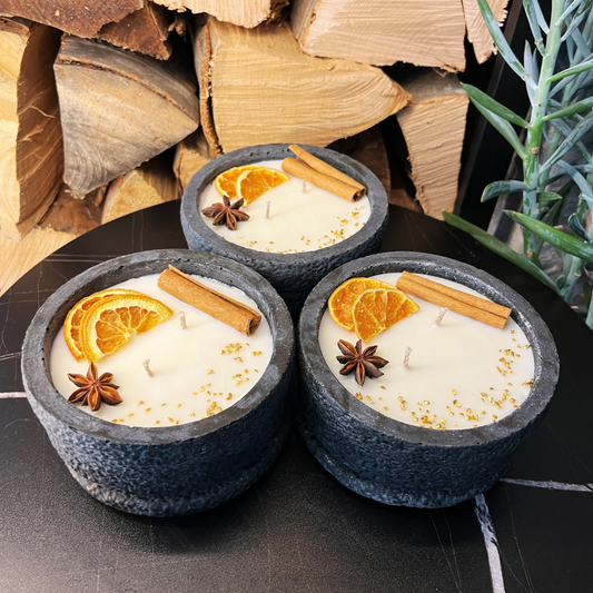 Handgemachtes Betonkerzen-Set 3x Schwarz "Black Cinnamon" - Stilvolle Sojawachskerze für Ihr Zuhause. Aromatherapie Kerze mit Blütenverzierung und HOCHWERTIGEM Baumwolldocht aus dem Südschwarzwald