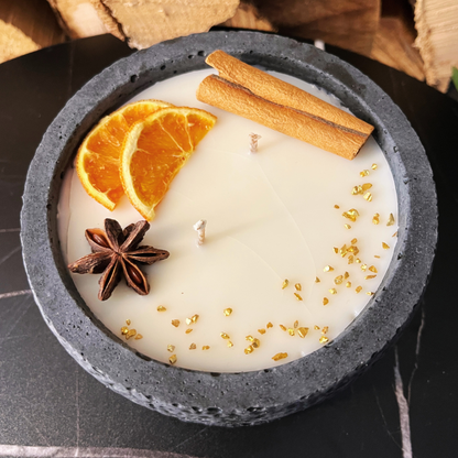 Handgemachtes Betonkerzen-Set 3x Schwarz "Black Cinnamon" - Stilvolle Sojawachskerze für Ihr Zuhause. Aromatherapie Kerze mit Blütenverzierung und HOCHWERTIGEM Baumwolldocht aus dem Südschwarzwald