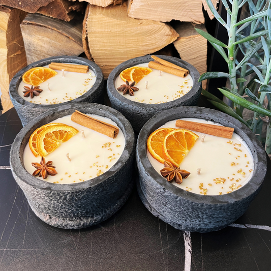 Handgemachtes Betonkerzen-Set 4x Schwarz "Black Cinnamon" - Stilvolle Sojawachskerze für Ihr Zuhause. Aromatherapie Kerze mit Blütenverzierung und HOCHWERTIGEM Baumwolldocht aus dem Südschwarzwald