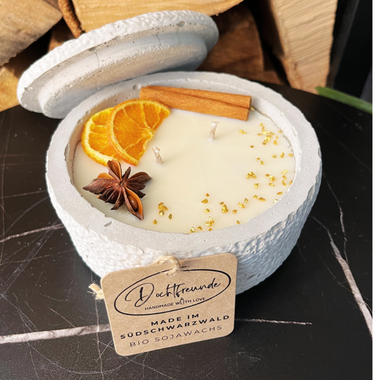 Betonkerze "Grey Cinnamon" Stilvolle Sojawachskerze für Ihr Zuhause. Aromatherapie Kerze mit Blütenverzierung und HOCHWERTIGEM Baumwolldocht aus dem Südschwarzwald