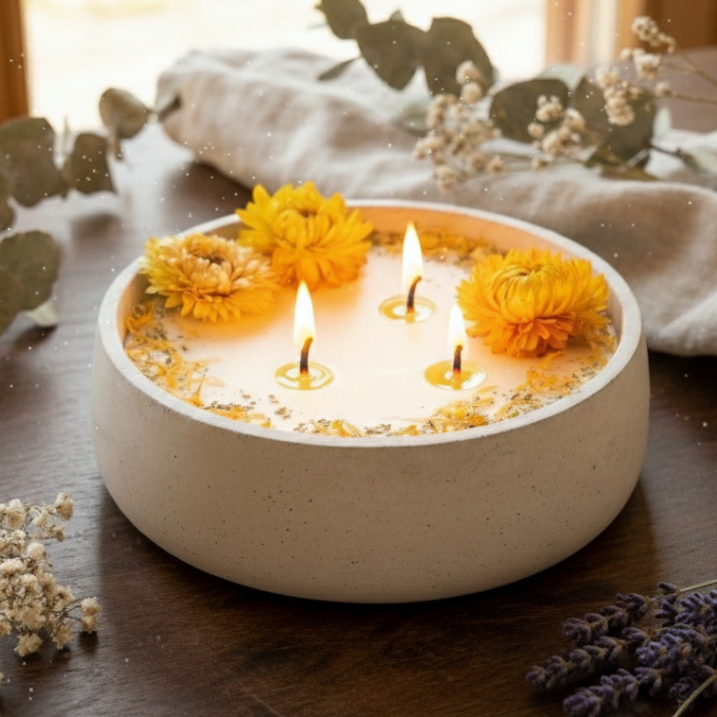 Handgegossene XL Citronella-Betonkerze mit 3 Holzdochten und echten Blüten, 520g Sojawachs