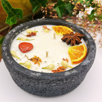 Schwarze Betonkerze  Handgemachte Duftkerze aus Sojawachs mit Herz-Blüten – handmade von DochtFreunde Dekoriert mit Herzstein und Blüten