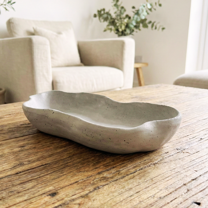 Große ovale Betonschale mit welligem Rand, handgefertigt von DochtFreunde im Südschwarzwald, 29,5 cm Länge, moderne Tischdekoration.