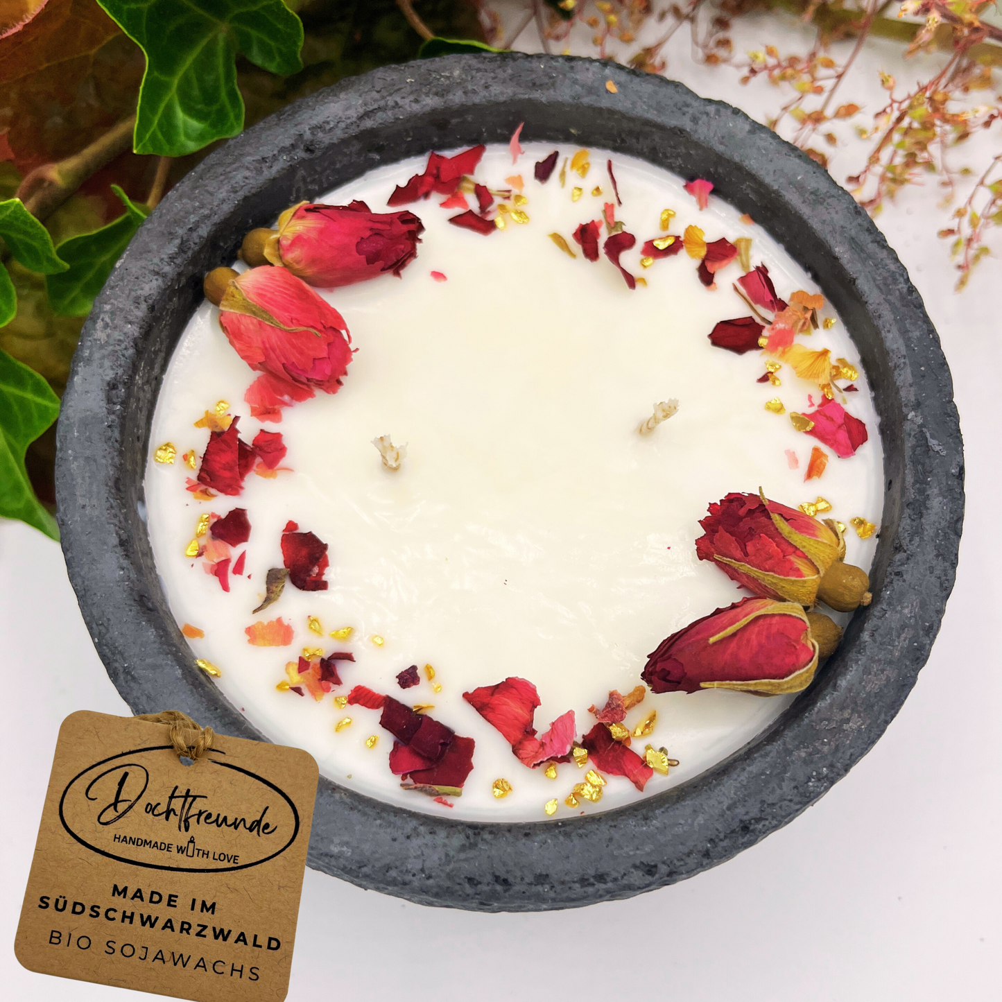 Das Design-Statement für Ihr Zuhause. Schwarzer Beton, 1kg schwer, Vanille-Toffee Duft. 100% Sojawachs. Jetzt das Unikat entdecken!
