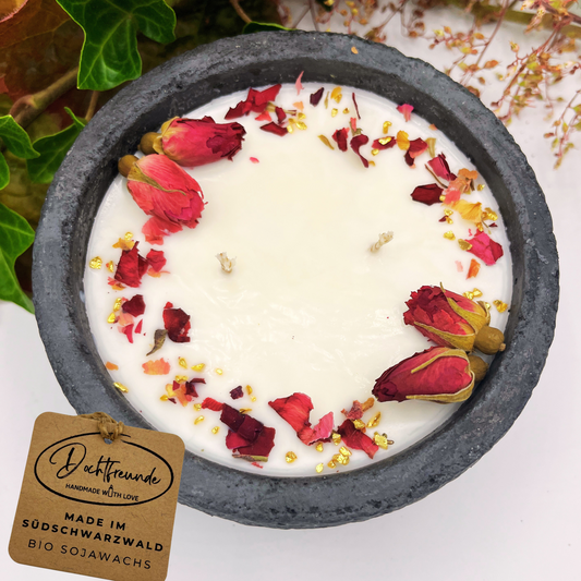 Das Design-Statement für Ihr Zuhause. Schwarzer Beton, 1kg schwer, Vanille-Toffee Duft. 100% Sojawachs. Jetzt das Unikat entdecken!