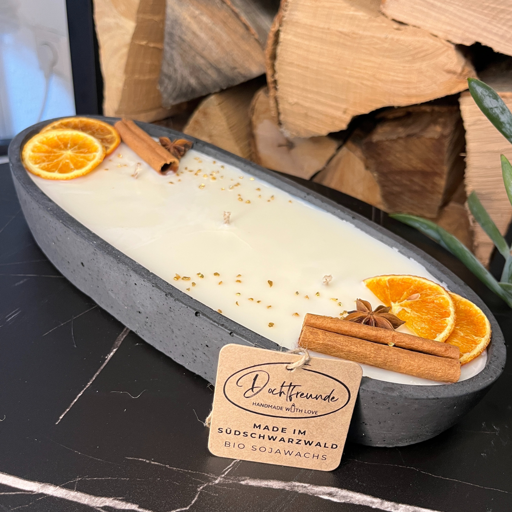 Luxus trifft Handwerk. Das 1,2kg schwere Betonschiff "Black-Ship" mit Bio-Sojawachs, 3 Dochten & Naturdeko. Handgefertigt im Schwarzwald. Jetzt entdecken.
