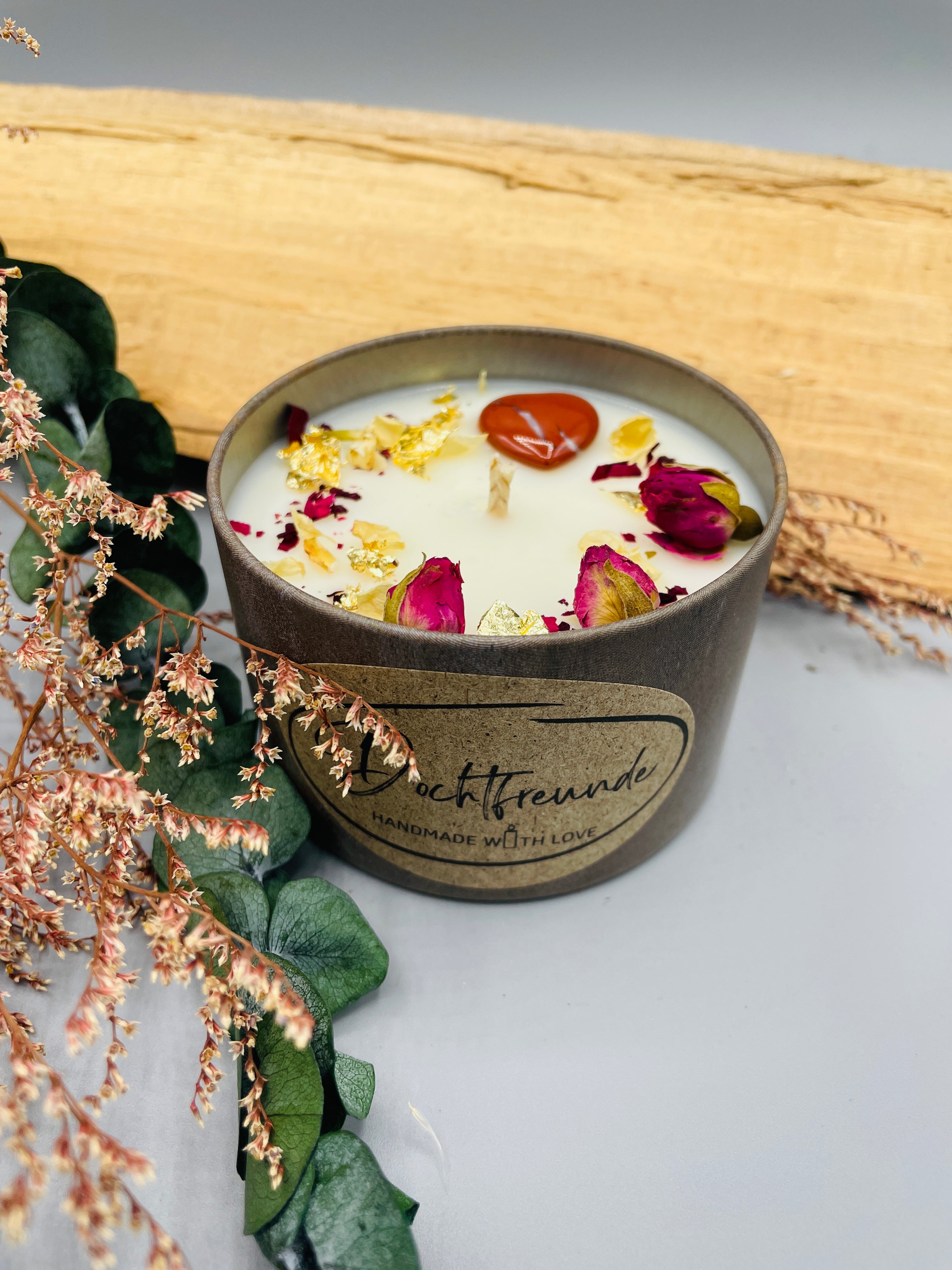 Handgefertigte Betonkerze aus veganem Sojawachs mit Rosenblüten und Gold-Deko, Nahaufnahme