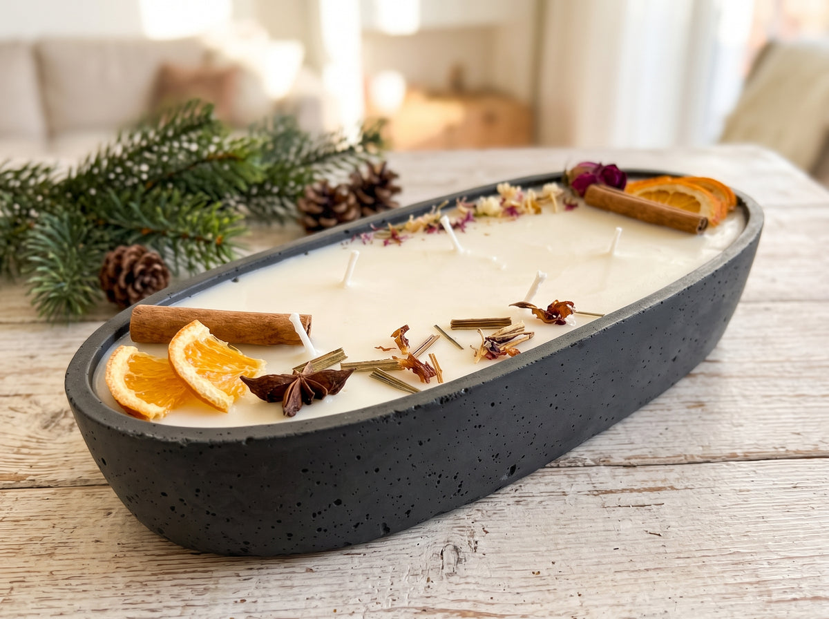 Kerzenschale aus Beton in Anthrazit mit Sojawachs, Orangenscheiben und Zimt als Weihnachtsdeko auf Holztisch – DochtFreunde
