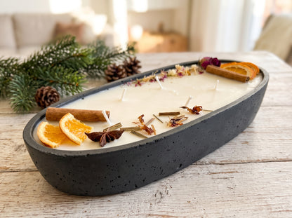 Kerzenschale aus Beton in Anthrazit mit Sojawachs, Orangenscheiben und Zimt als Weihnachtsdeko auf Holztisch – DochtFreunde
