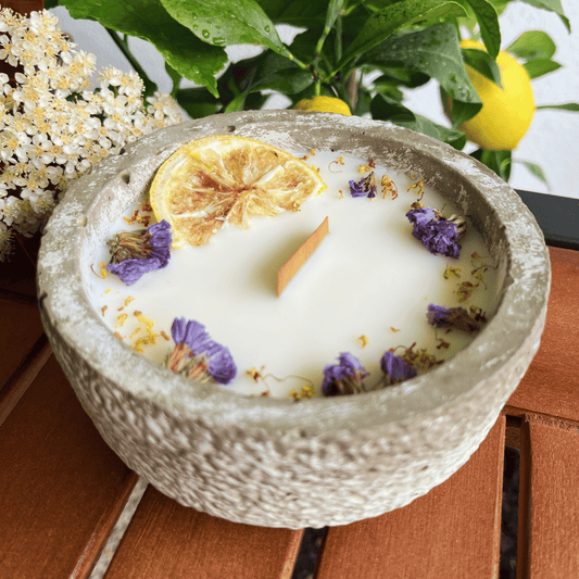 Limitierte Einzelstücke: Outdoor Citronella-Betonkerze „Mugge Schreck“ – Handgemachter Insektenschutz aus dem Südschwarzwald mit Blütenverzierung Dochtfreunde