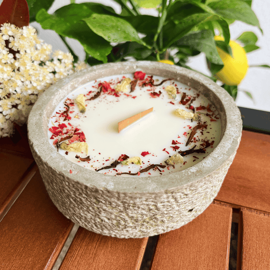 Limitierte Einzelstücke: Outdoor Citronella-Betonkerze „Mugge Schreck“ – Handgemachter Insektenschutz aus dem Südschwarzwald mit Blütenverzierung Dochtfreunde