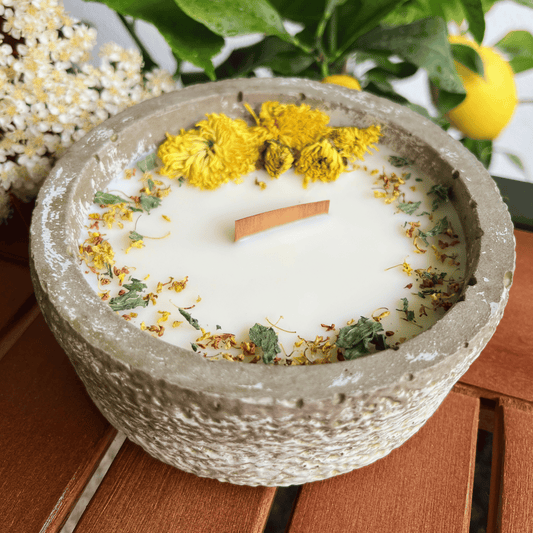 Limitierte Einzelstücke: Outdoor Citronella-Betonkerze „Mugge Schreck“ – Handgemachter Insektenschutz aus dem Südschwarzwald mit Blütenverzierung Dochtfreunde 