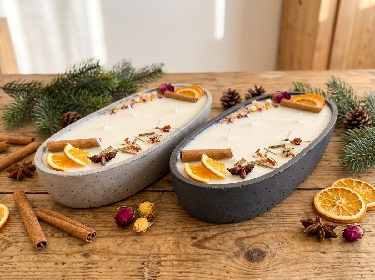 Kerzenset auf einem Holztisch dekoriert
