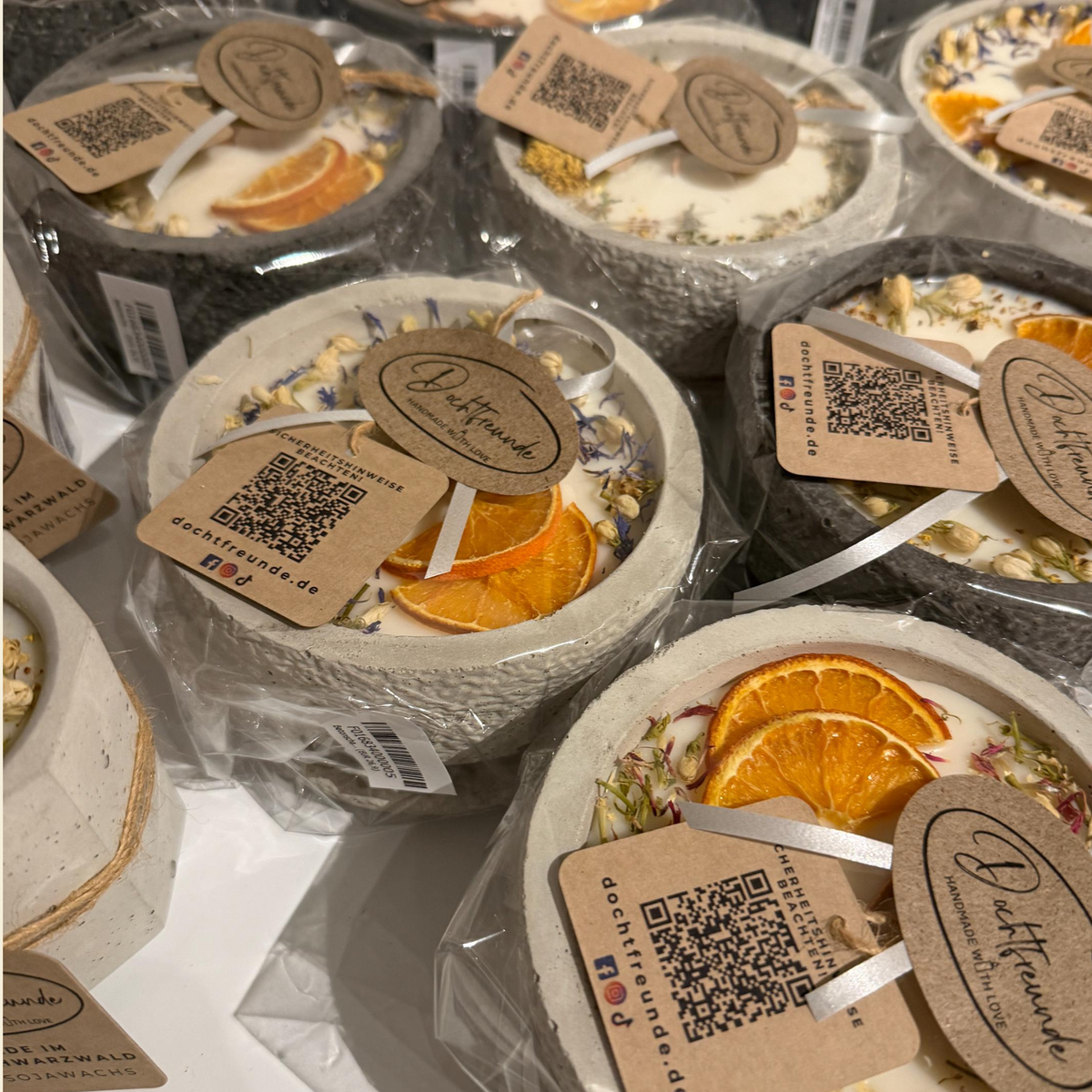 Verpackte Betonkerzen von DochtFreunde, geschenkebereit liebevoll verpackt